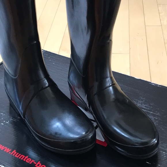 Preowned tall HUNTER rubber boots w quilted top - black - size 8 in box - Picture 4 of 9